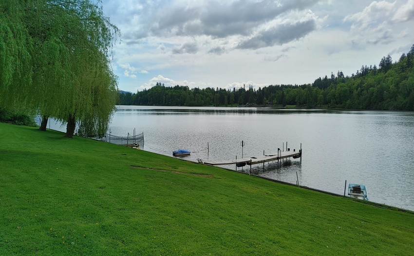 The park has a dock and private lakeside area for use of its residents.