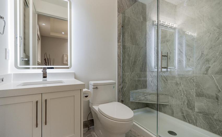 en-suite bathroom for main floor baedroom