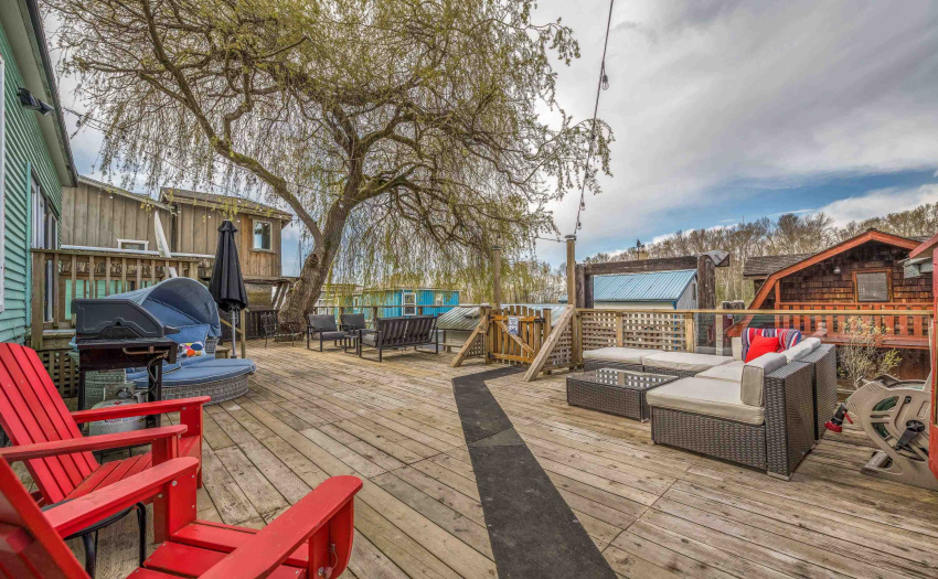 Wonderful Deck for BBQs or get togethers.