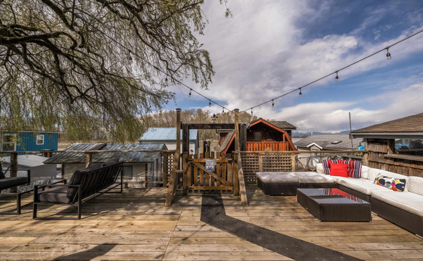 Both Float Homes pay moorage fees.  Income to owner of shore property and water lot.
