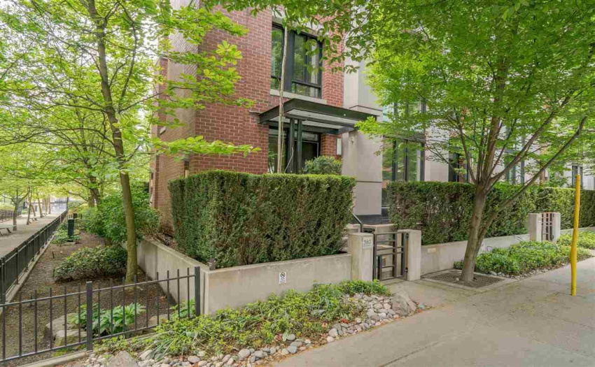 Corner Three Level Townhome Next To A Beautiful Private Treed Alley