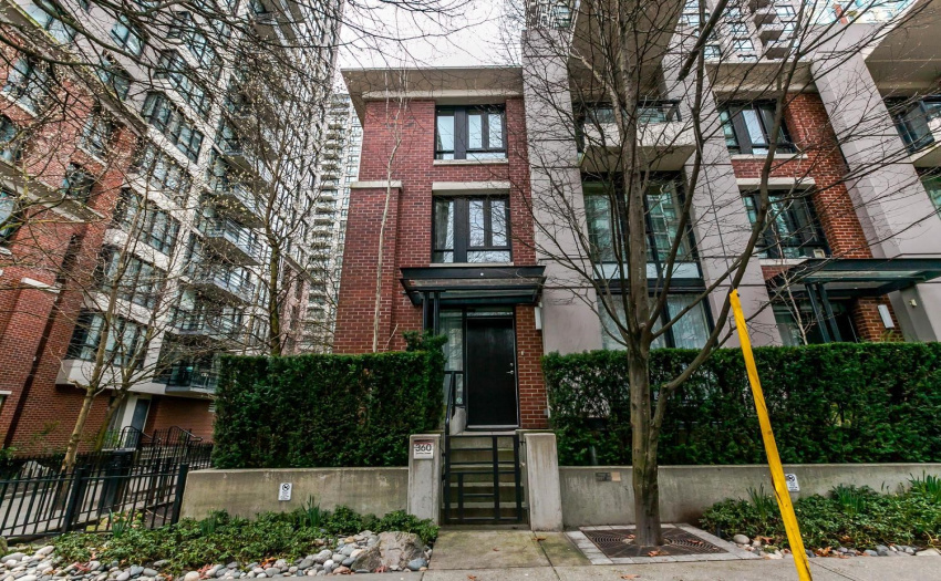 Corner Three Level Townhome Next To A Beautiful Private Treed Alley