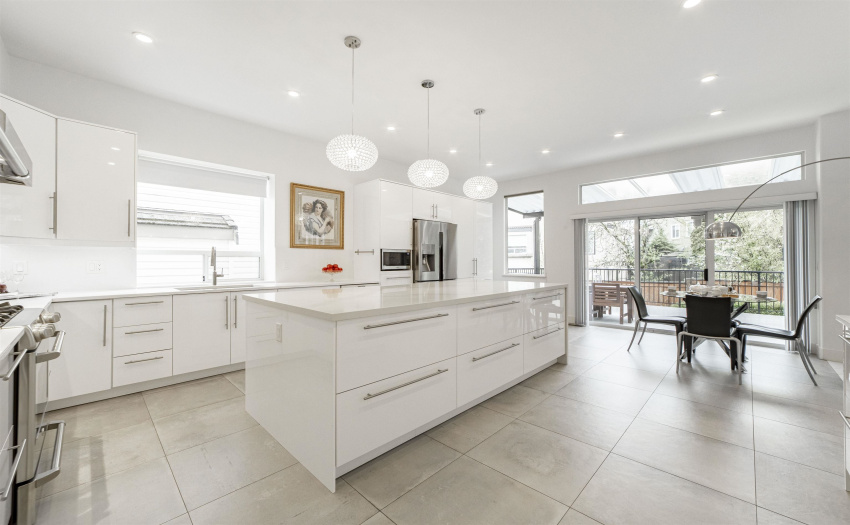 HUGE SLIDING GLASS DOORS WITH EASY ACCESS TO THE 320sqft LEVEL DECK FOR THE PERFECT SUMMER BBQs.