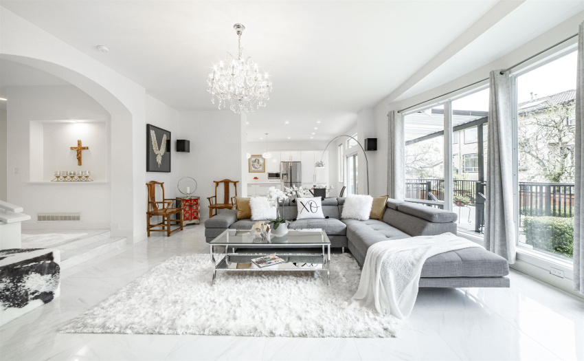 ALMOST 10ft HIGH CEILING. EXPANSIVE FULL HEIGHT GLASS PANELS WITH GORGEOUS VIEW OF THE HUGE LANDSCAPED BACKYARD.