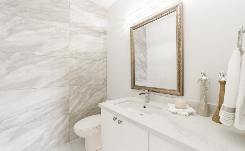 STUNNING FULL HEIGHT FEATURE TILED ( NATURAL STONE LOOKS) WALL.