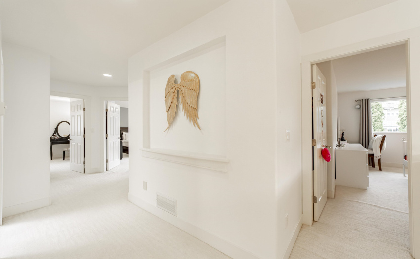 SPACIOUS WALKWAY TO THE 4 BEDROOMS