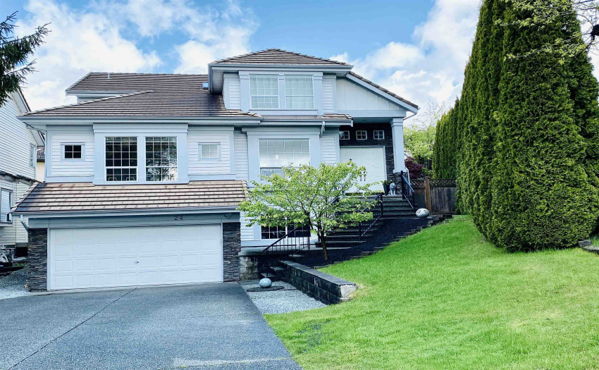 GORGEOUS CEDAR HEDGES FOR PRIVACY; SUPER LONG & FLAT DRIVEWAY - FOR ALL YOUR TOYS / GUESTS PARKING AND SAFER FOR KIDS TO PLAY AS WELL.