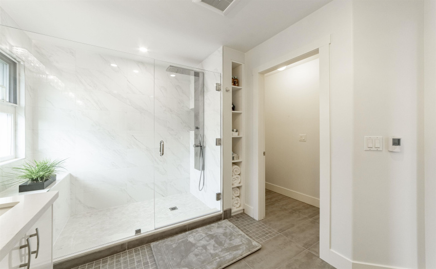 LUXURIOUS WITH TOP OF THE LINE SPA RAIN SHOWER