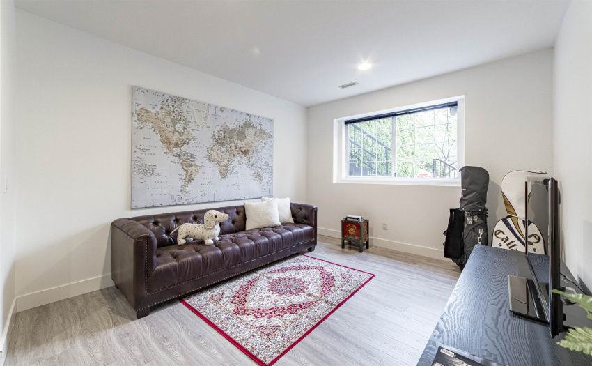 POTENTIAL TO BE THE 3RD BEDROOM ON THIS LEVEL. SO BRIGHT & SPACIOUS AND ON THE STREET / GROUND LEVEL. HIGH ~ 9ft CEILING HEIGHT.