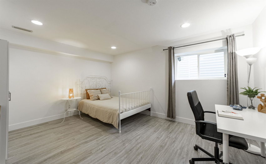 BIG & BRIGHT WITH HIGH CEILING. YR GUESTS/TENANTS WILL BE HAPPY.