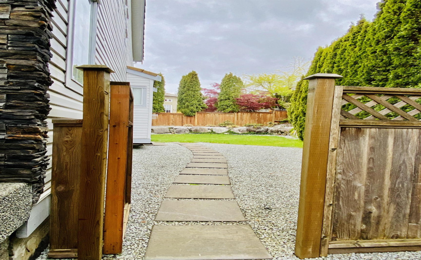BEAUTIFUL PEBBLES/SLABS LANDSCAPE LEADING TO THE BACK GARDEN & HUGE PATIO.