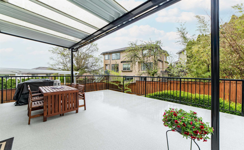 NEWLY CONSTRUCTED IN DEC 2015 W/ SEMI-GLASS ROOF & LONG LASTING VINYL FLOORING. BEAUTIFUL BLACK RAILINGS FOR THE EXCLUSIVE LUXURIOUS LOOKS.