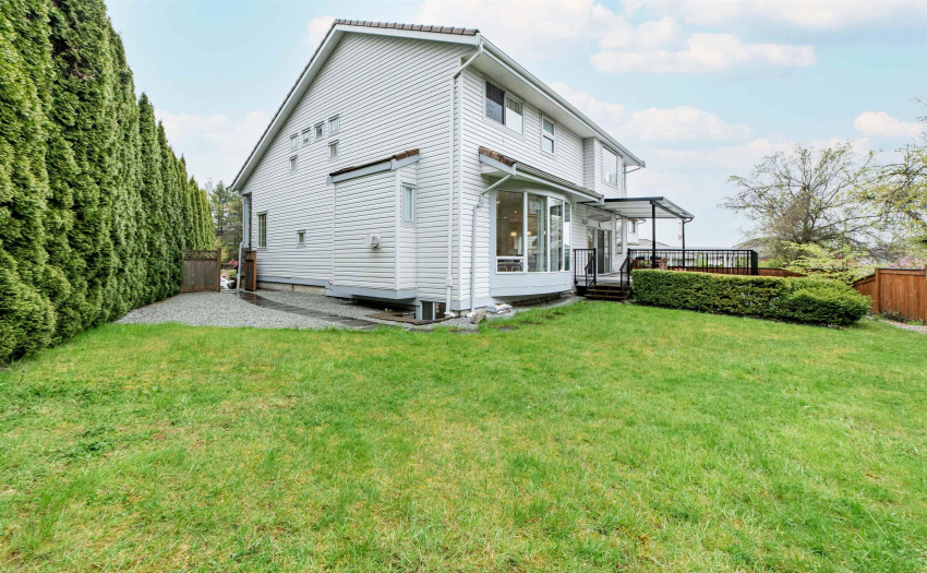 GOOD SIZED GARDEN FOR YR KIDS / PETS TO PLAY AROUND. MOSTLY FLAT & SPACIOUS BACKYARD WITH NO BIG WASTED SLOPES/LAND.