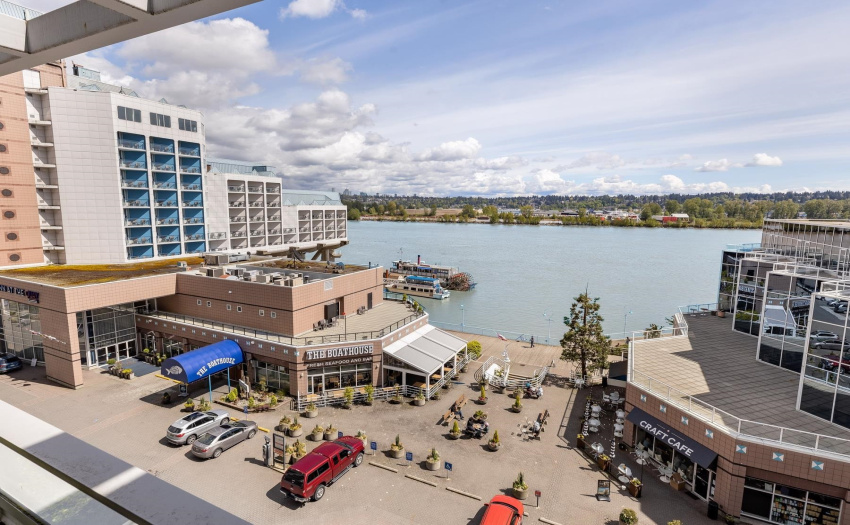 Waterview from Amenity Club House Courtyard area.  Can you see the Q to Q ferry on the River?  Great to get across the water to Queensborough Parks and Rec and Restaurants, Pubs and shopping or services.