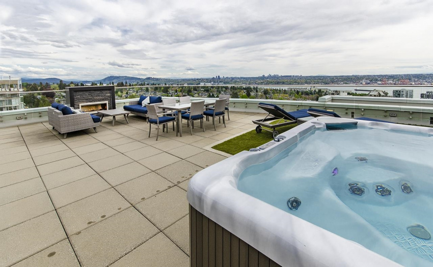 DECK - HOT TUB - FIREPLACE - KITCHEN WITH STUNNING VIEWS