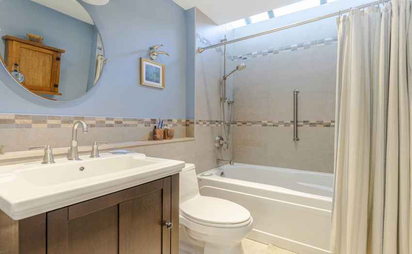 Full 4 piece ensuite bathroom to the master bedroom with heated tiled floor.