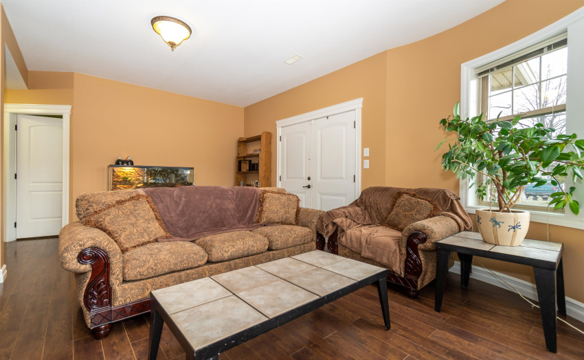 Ground floor flex room with plenty of opportunities!