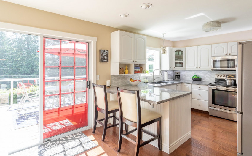 Beautiful Kitchen with granite counter tops