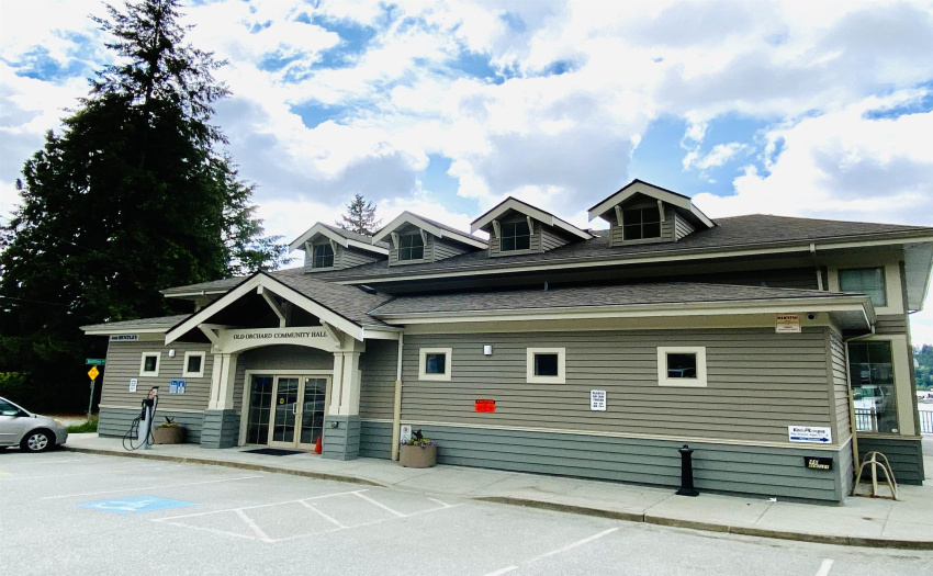 NEIGHBORHOOD PARK, BEACH, TRAIL & PICNIC / KIDS PLAY AREAS - JUST 8 MINS WALK AWAY.