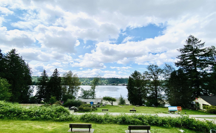 JUST 8 MINS WALK TO THE BEACH / TRAILS
