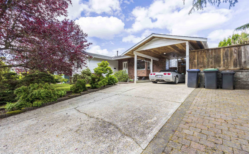 CHARMING & TIMELESS BEAUTY. AMPLE SPACE TO PARK YOUR CARS & YOUR RV/BOAT/TOYS.
