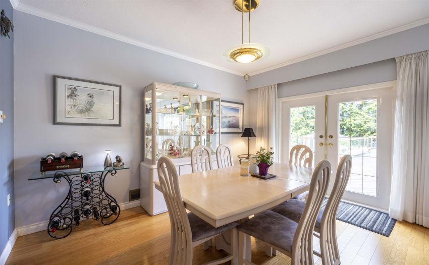 SPACIOUS WITH GORGEOUS POOL VIEW WHILE YOU WINE & DINE.