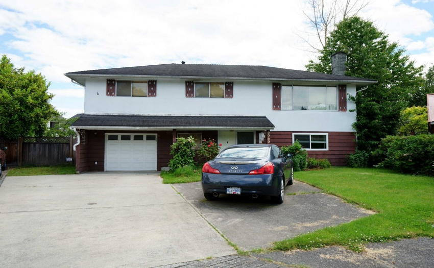 Upper floor unit: 3 bedrooms+1 bath; down stairs unit 1 or 2 ensuites+Den (can be used by upper unit)+1 powder room.