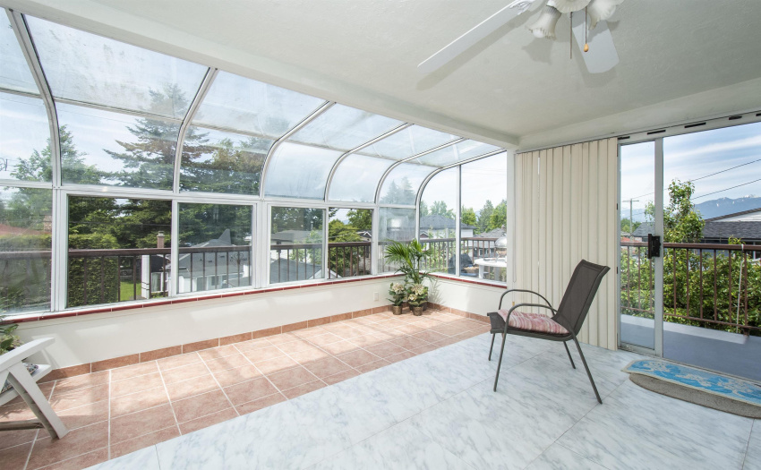 Large ventilated solarium with mountain view
