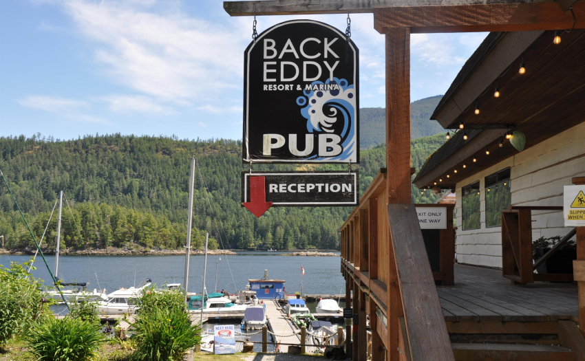 Private marina, restaurant and lots of accommodation only 10 minutes away.