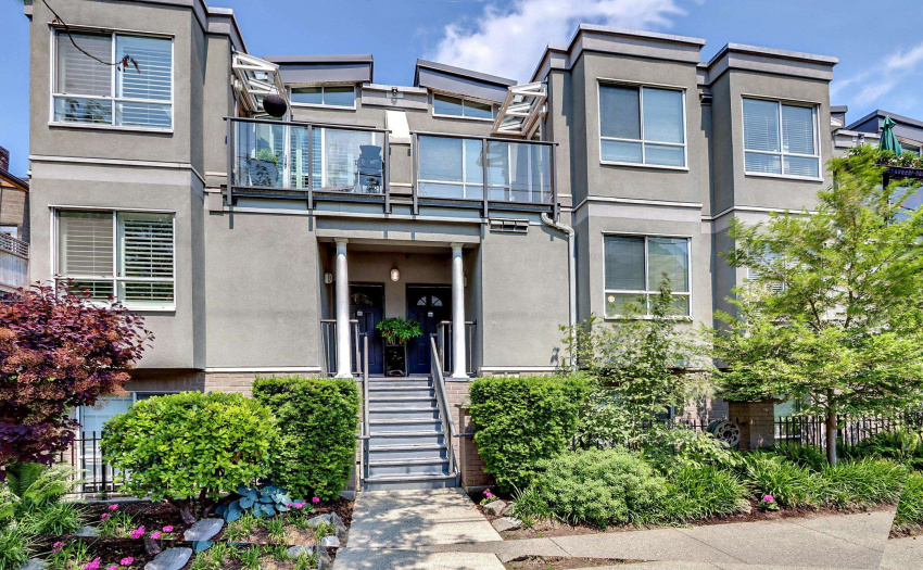 Direct access to this townhouse from the street