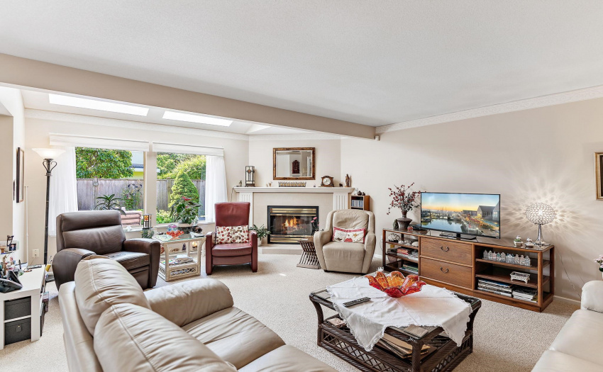 Comes with gas chimney, skylights, and plenty of natural light.