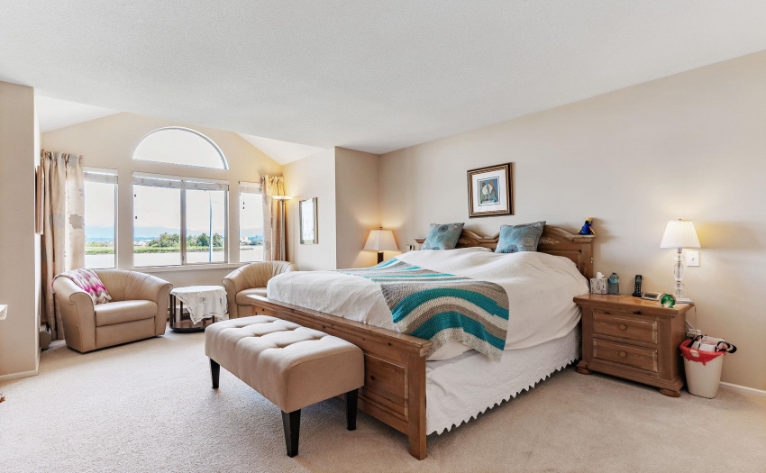 Imagine waking up in this spacious master bedroom with this spectacular unobstructed river views.
