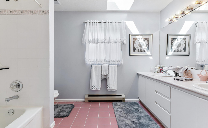 Dual sinks, bathtub, and skylight