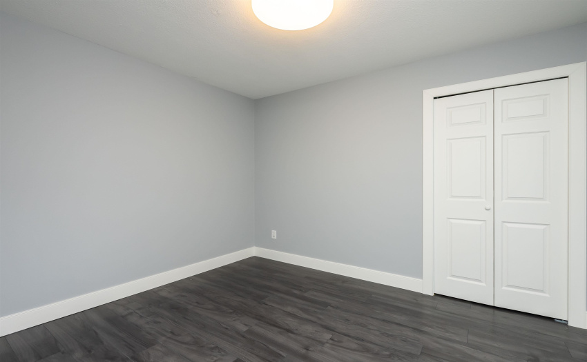 has large walk-in closet.