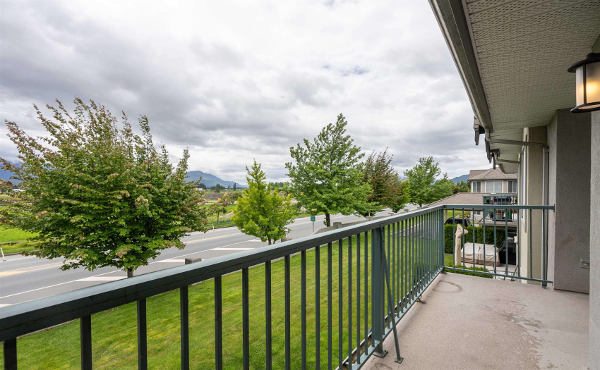 off living room with Mountain view.