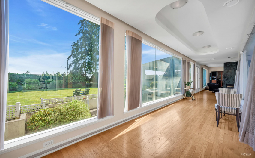 A lot of Hallway overlook the beautiful garden,