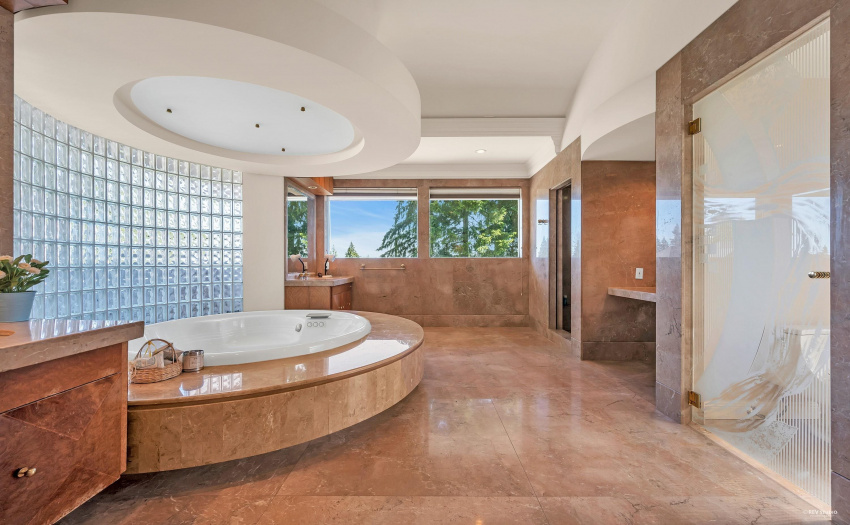Huge master Ensuite equipped with steam room, spa hot tub.
