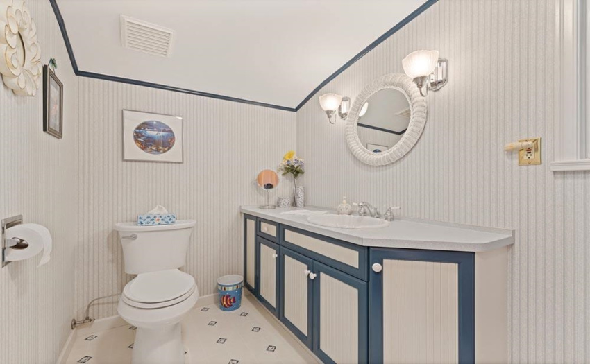 2nd bedroom en-suite bathroom