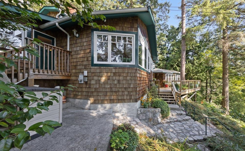 This west coast designed cottage is reminiscent of the holiday homes built in this area years ago, but with all the modern conveniences and a few luxurious extras
