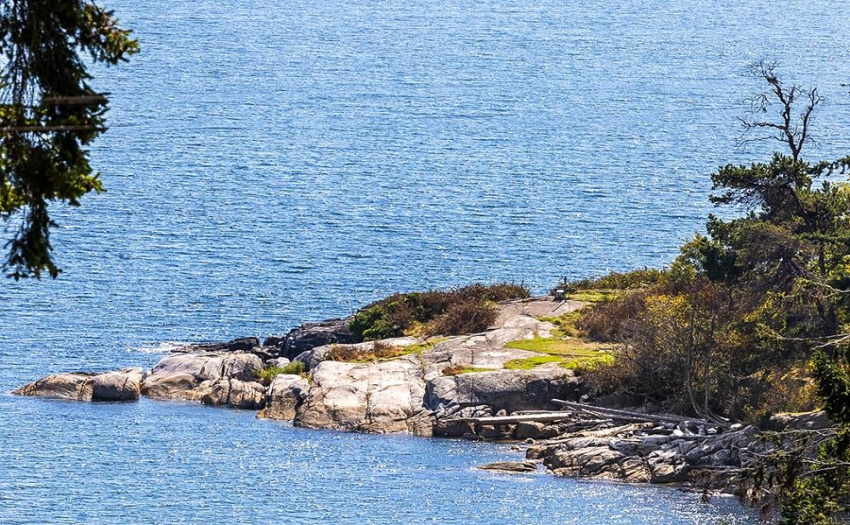 Across the street is Caulfeild Park, a special gem in West Vancouver.  Bask on the rocks or enjoy the little secret sandy beach and you???ll feel like you???re in Hawaii!