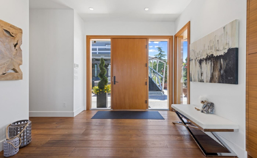 Foyer open and welcoming