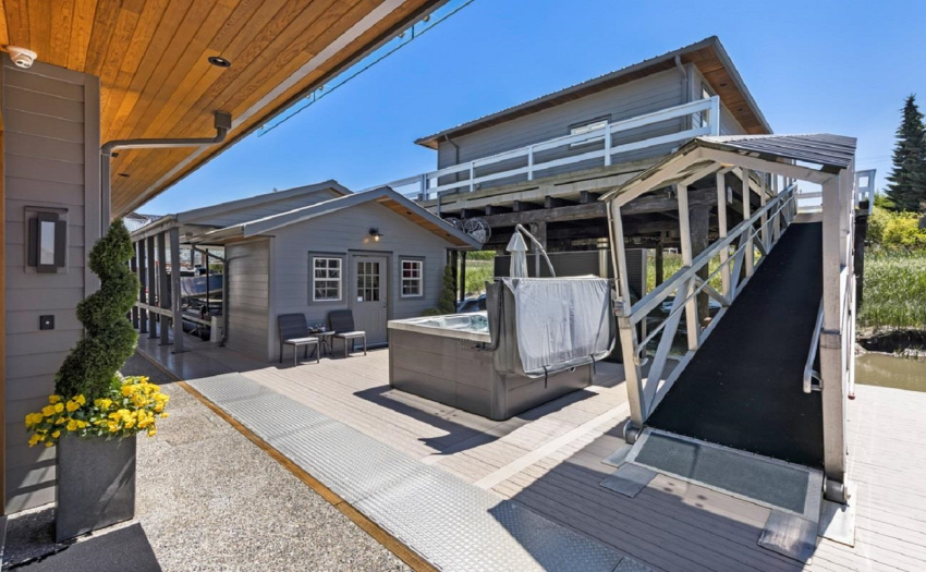 Private Area with a 6 person Hot Tub, with Pizza Oven, Sink and BBQ. A pleasure to entertain here.