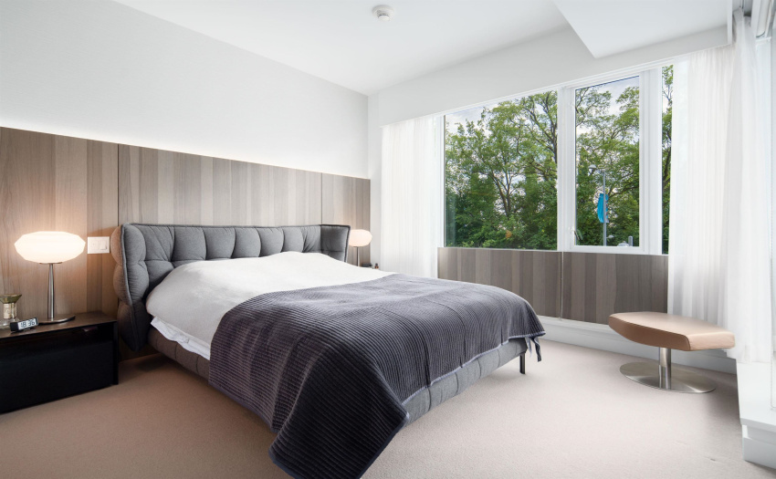 Upgrade: German wood-panel wall with LED
