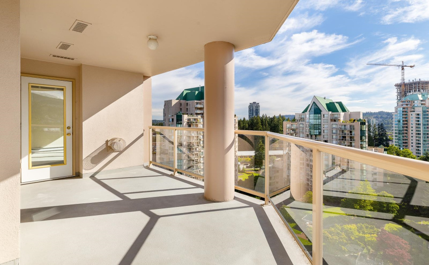 Enjoy this northwest and southwest exposure overlooking courtyard, water fountain, city and mountains as well as Lafarge Lake.