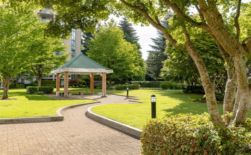 Meet up with some friends and enjoy some good conversation while sitting amongst the gardens.
