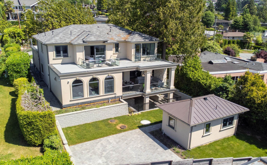 Workshop or office with bathroom in the backyard.