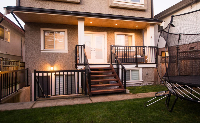 seperate entrance to lower level