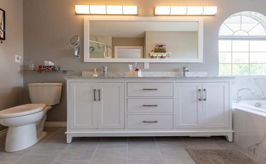 Full ensuite with separate shower