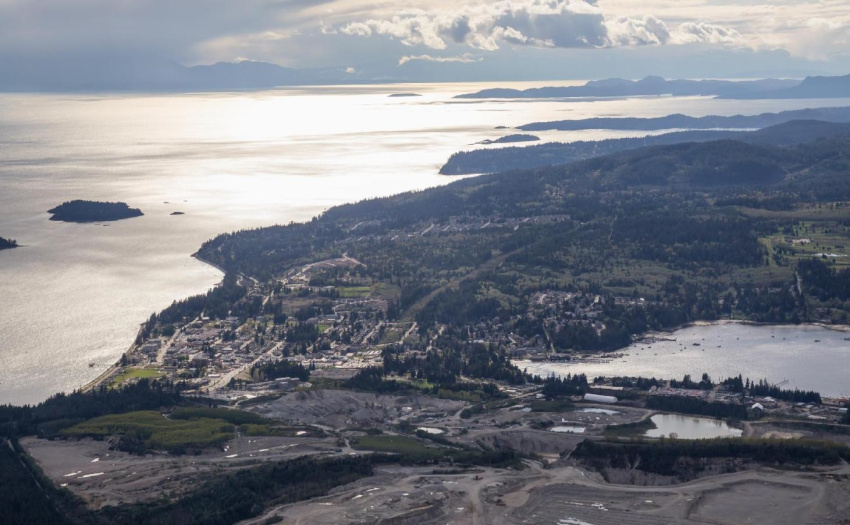 Just 3 minute drive to Sechelt Center, and all it has to offer.