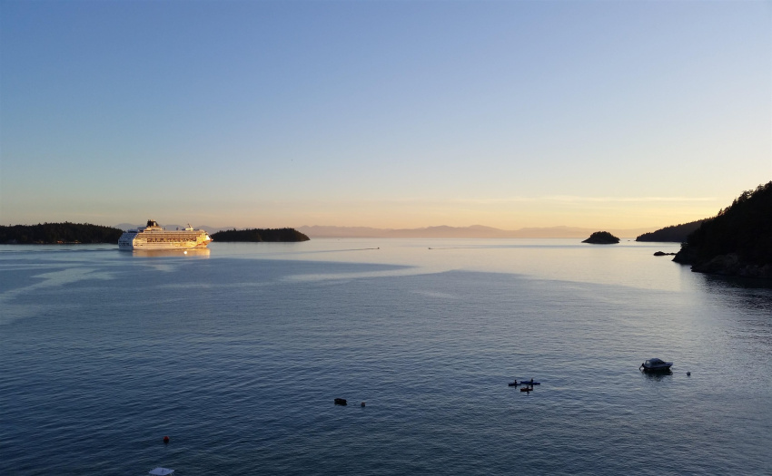A 5 min walk from Lot 8 is the favourite island beach to watch sunsets each night.